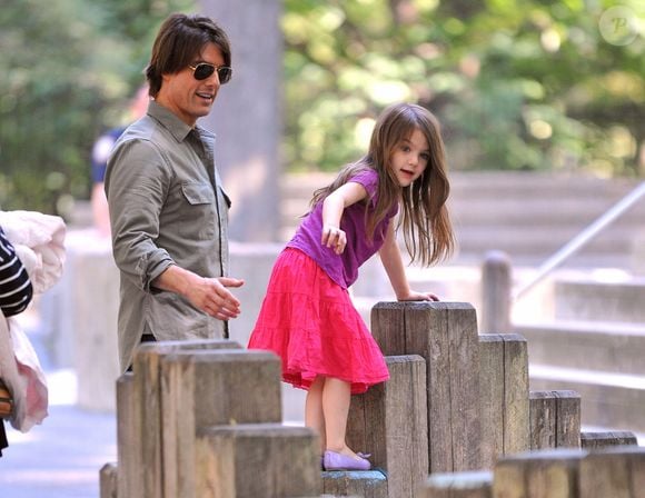 Segundo informações do Page Six, Suri já utilizava publicamente o sobrenome Noelle desde a formatura na LaGuardia High School, em 2024, antes mesmo da descoberta da alteração oficial de seu nome
