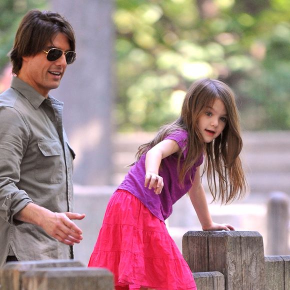 Segundo informações do Page Six, Suri já utilizava publicamente o sobrenome Noelle desde a formatura na LaGuardia High School, em 2024, antes mesmo da descoberta da alteração oficial de seu nome