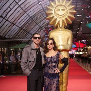 José Loreto e Fernanda Marques, de Quem Ama Cuida, chegaram juntos ao Festival de Cinema de Gramado. O ator interpreta Chorão na cinebiografia, enquanto a atriz vive Graziela Gonçalves
