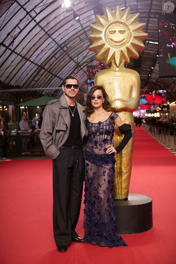 José Loreto e Fernanda Marques, de Quem Ama Cuida, chegaram juntos ao Festival de Cinema de Gramado. O ator interpreta Chorão na cinebiografia, enquanto a atriz vive Graziela Gonçalves