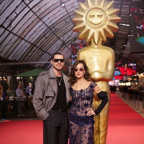 José Loreto e Fernanda Marques, de Quem Ama Cuida, chegaram juntos ao Festival de Cinema de Gramado. O ator interpreta Chorão na cinebiografia, enquanto a atriz vive Graziela Gonçalves