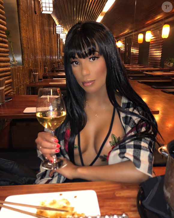 Carol Lekker, de franja, estava muito diferente com este look