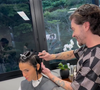 Bruna Marquezine mudou de visual novamente e cortou o cabelo ainda mais curto na última quinta-feira (16)