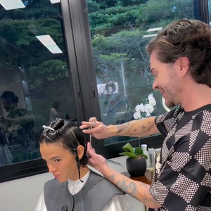 Bruna Marquezine mudou de visual novamente e cortou o cabelo ainda mais curto na última quinta-feira (16)