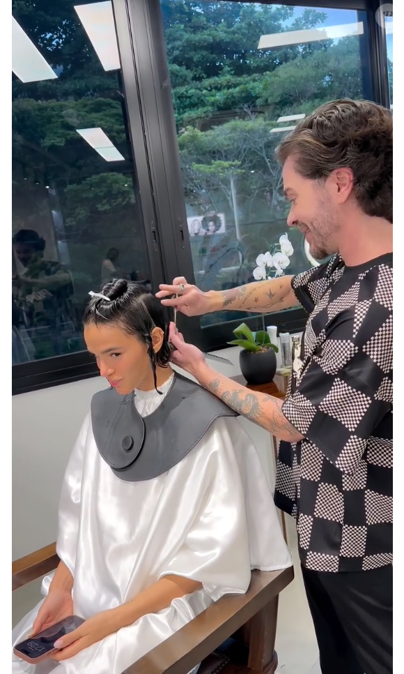 Bruna Marquezine mudou de visual novamente e cortou o cabelo ainda mais curto na última quinta-feira (16)