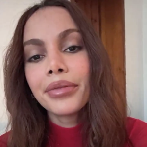 Anitta revelou que pretende deixar seu cabelo natural, que é enrolado, crescer