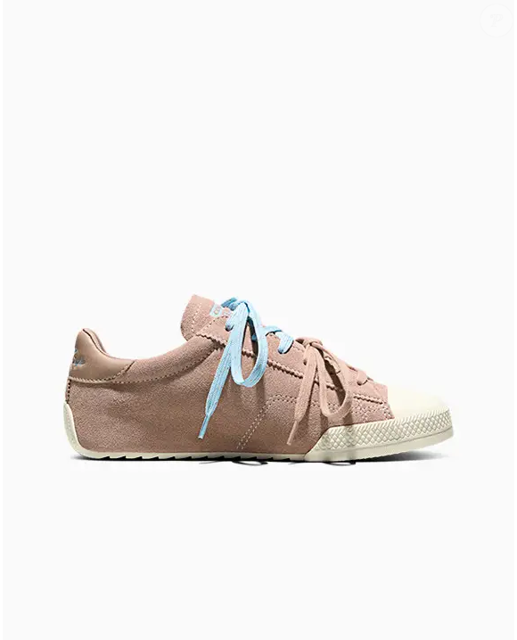 Com dois cadarços duplos, um bege e outro azul-turquesa, o novo Chuck Taylor Lo Seasonal Leather permite personalizar o visual de acordo com o estilo de cada pessoa