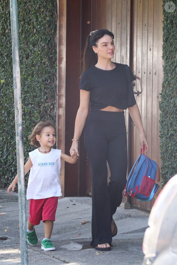 2022: novamente de 'cara limpa', esta é Isis Valverde levando seu filho à escola em um dia comum