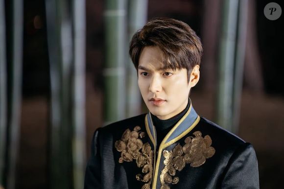 'O Rei Eterno' foi criticado por detalhes envolvendo a presença de arquitetura e elementos similares à estética japonesa, como bandeiras e templos, usados no cenário do fictício Reino da Coreia