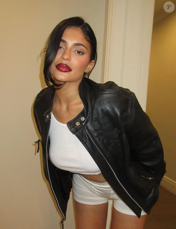 A tendência Cherry Lips está dominando as redes sociais e trazendo de volta o visual de lábios corados, suculentos e com aquele toque de “acabei de comer uma cereja”