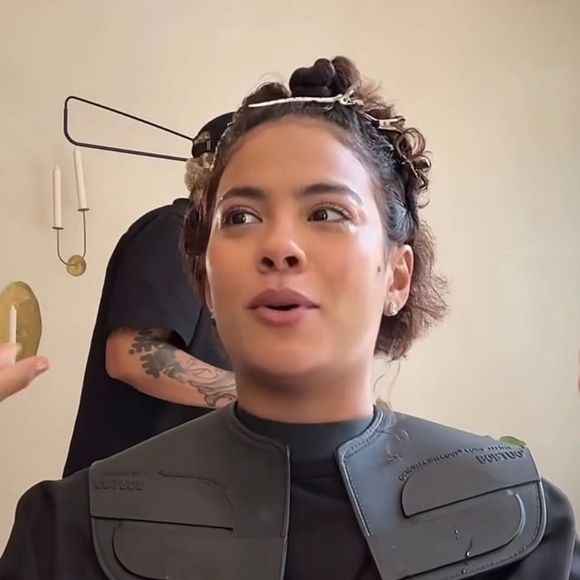 Bella Campos surge de fios curtíssimos, vai às lágrimas e transforma mudança de visual em manifesto sobre liberdade: 'Acho que é preciso coragem para se desprender das expectativas que o mundo tem sobre você'