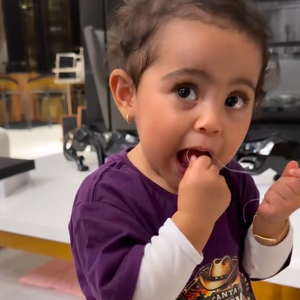 Graciele Lacerda brinca com a filha e pergunta quem a ensinou. Quando diz que foi a "mamãe", a influenciadora corrigiu dizendo que foi o "papai"