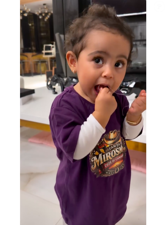 Graciele Lacerda brinca com a filha e pergunta quem a ensinou. Quando diz que foi a "mamãe", a influenciadora corrigiu dizendo que foi o "papai"