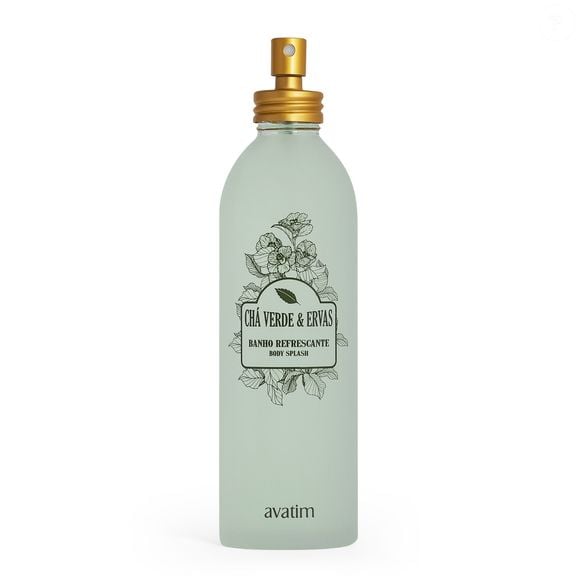 O Banho Refrescante Chá Verde & Ervas, da Avatim, reúne lima, alecrim, bergamota e limão-siciliano, além de notas de verbena, erva-mate, musk, sândalo e baunilha. Com 300 ml por R$ 120,00, o produto foi desenvolvido para proporcionar uma sensação de frescor e corpo recém-banhado, ideal para quem aprecia fragrâncias leves no dia a dia