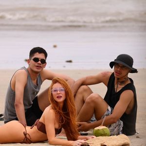 Marina Ruy Barbosa e os amigos parecem ter avistado o paparazzo na praia