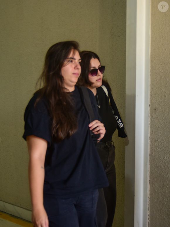 Filha de Gerson Brenner e Denize Taccto, Vica Brenner (de óculos escuros) chega para o velório do pai