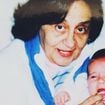 Nem Letícia Colin, nem Agatha Moreira. Após morte de Laura Cardoso, aos 98 anos, atriz resgata foto rara da época de bebê no colo da dama das novelas: 'Que sorte a minha'; saiba quem é!