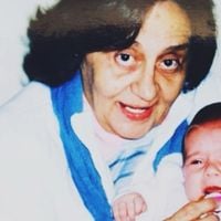 Nem Letícia Colin, nem Agatha Moreira. Após morte de Laura Cardoso, aos 98 anos, atriz resgata foto rara da época de bebê no colo da dama das novelas: 'Que sorte a minha'; saiba quem é!