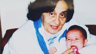 Nem Letícia Colin, nem Agatha Moreira. Após morte de Laura Cardoso, aos 98 anos, atriz resgata foto rara da época de bebê no colo da dama das novelas: 'Que sorte a minha'; saiba quem é!