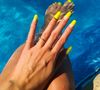 Inspirada nos anos 90, a unha neon aposta em cores elétricas como rosa, verde e laranja para destacar as mãos na estação