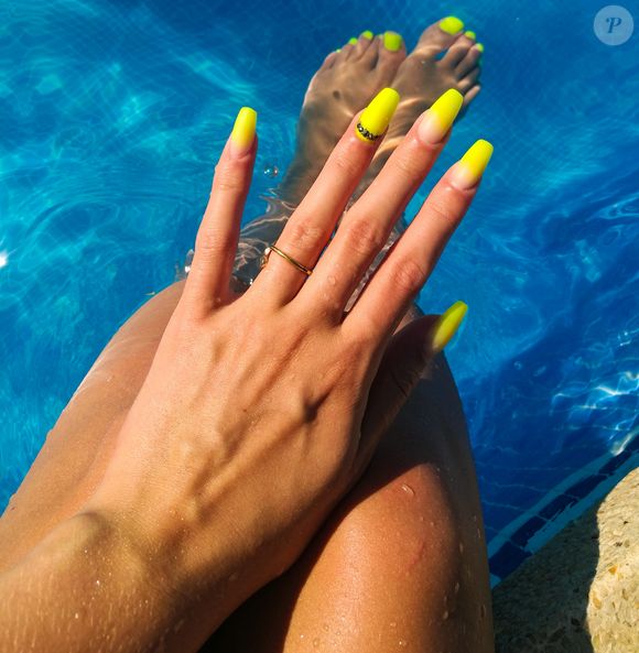 Inspirada nos anos 90, a unha neon aposta em cores elétricas como rosa, verde e laranja para destacar as mãos na estação