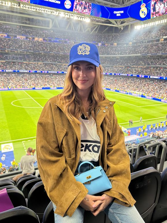 Para quem gosta de coordenar cores, o azul do Vans pode aparecer junto de uma jaqueta em tom marrom e uma bolsa azul-clara. O resultado fica equilibrado porque o jeans cria uma base neutra, enquanto as peças coloridas conversam entre si. A inspiração de Chiara Ferragni mostra ainda como uma terceira peça de camurça ou tecido semelhante pode deixar o look mais interessante para os dias frios
