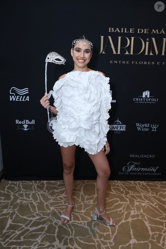 Giovanna Coimbra apostou em vestido curto para baile de máscaras em hotel do Rio