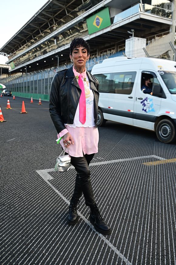 The Town 2025: cotada para 'A Fazenda', Pepita sobrepôs algumas peças em seu look e ainda usou uma gravata