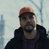 Se você misturar 'Brooklyn Nine-Nine' e 'Breaking Bad' no liquidificador, o resultado é este thriller viciante baseado em um livro que prende a atenção