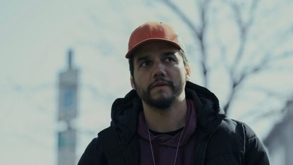 Se você misturar 'Brooklyn Nine-Nine' e 'Breaking Bad' no liquidificador, o resultado é este thriller viciante baseado em um livro que prende a atenção