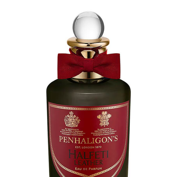 Halfeti Leather (Penhaligon’s) 100ml | R$ 2.582,00 - ícone da perfumaria de nicho, ele mistura tangerina, cardamomo e açafrão nas notas de topo. No coração, rosa, ameixa e pimenta adicionam complexidade, enquanto o fundo de couro, incenso, almíscar e âmbar garante sofisticação. Ideal para quem busca uma fragrância autoral e cheia de personalidade