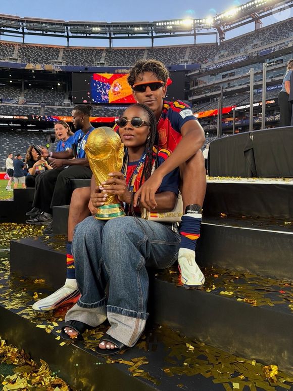 Lamine Yamal brilhou na conquista da Copa do Mundo de 2026 pela Espanha. Agora, o jardim da casa da mãe do jogador chama atenção com piscina, muito verde e uma pequena trave de futebol