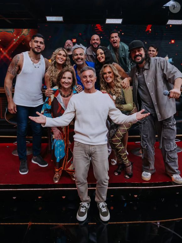 Lívia Andrade ganhou olhares de Alex Poatan no bastidor do 'Domingão com Huck', onde ele ganhou homenagem