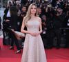Angelina Jolie investiu em um vestido sem alças da marca italiana Brunello Cucinelli
