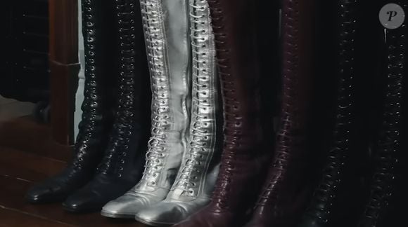Por falta de espaço, a cantora guarda ali, entre outras coisas, uma impressionante coleção de botas Yves Saint Laurent feitas especialmente para ela na época de Confessions