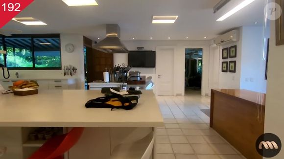 Nova casa de Anitta tem cozinha planejada com forno e uma sala de jantar integrada