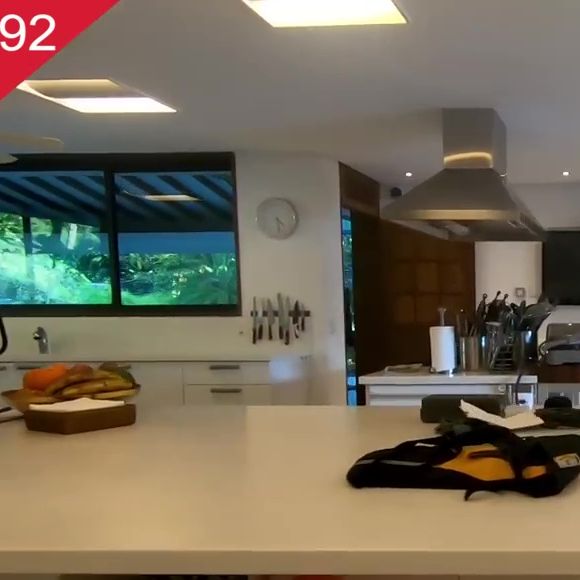 Nova casa de Anitta tem cozinha planejada com forno e uma sala de jantar integrada