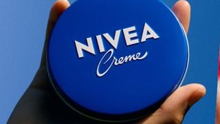 Vladimir Sánchez, químico: ‘O creme Nivea da latinha azul cria uma camada protetora na pele que impede a saída da umidade, mas isso faz com que ela não transpire e pode causar problemas em algumas pessoas’