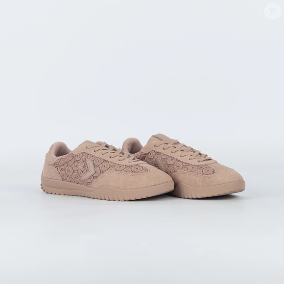 Na cor 'baba de camelo', novo tênis da Converse aposta em romantismo, solado robusto e acabamento floral para virar desejo entre fãs de street style; até o fechamento desta matéria ele custava R$ 649,90 no site da Virus 41