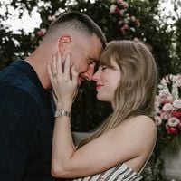 Corte evasê e comprimento midi: qual é o preço e a marca do vestido usado por Taylor Swift no pedido de casamento de Travis Kelce?