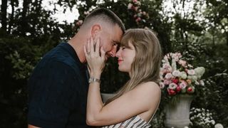 Corte evasê e comprimento midi: qual é o preço e a marca do vestido usado por Taylor Swift no pedido de casamento de Travis Kelce?