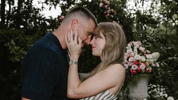 Corte evasê e comprimento midi: qual é o preço e a marca do vestido usado por Taylor Swift no pedido de casamento de Travis Kelce?
