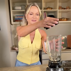 A receita não leva farinha de trigo, é feita com amido de milho, creme de leite, ovos, açúcar, sal e fermento químico