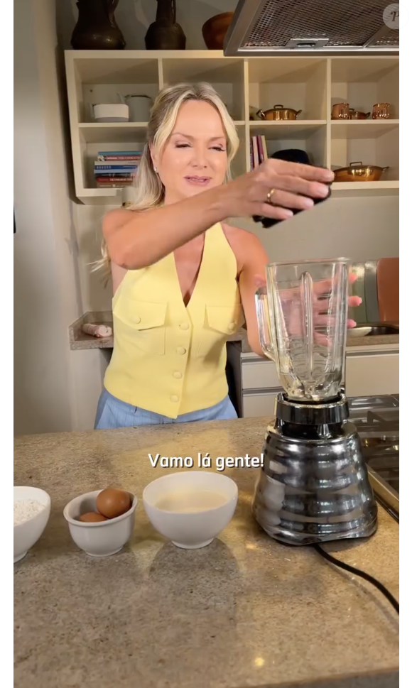 A receita não leva farinha de trigo, é feita com amido de milho, creme de leite, ovos, açúcar, sal e fermento químico