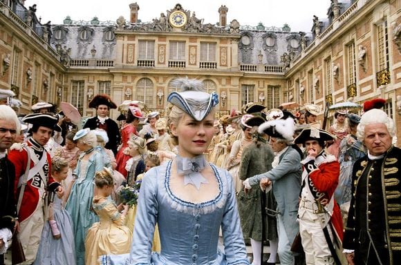 Mais de 230 anos após sua morte, Maria Antonieta continua inspirando tendências de moda. A prova é a nova sandália da Larroudé em parceria com a Tanner Fletcher, que aposta em laços, cetim e muito romantismo para conquistar quem busca um visual sofisticado e cheio de personalidade