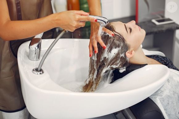 Dermatologista explica o erro ao lavar o cabelo que pode deixar os fios com aspecto de sujo