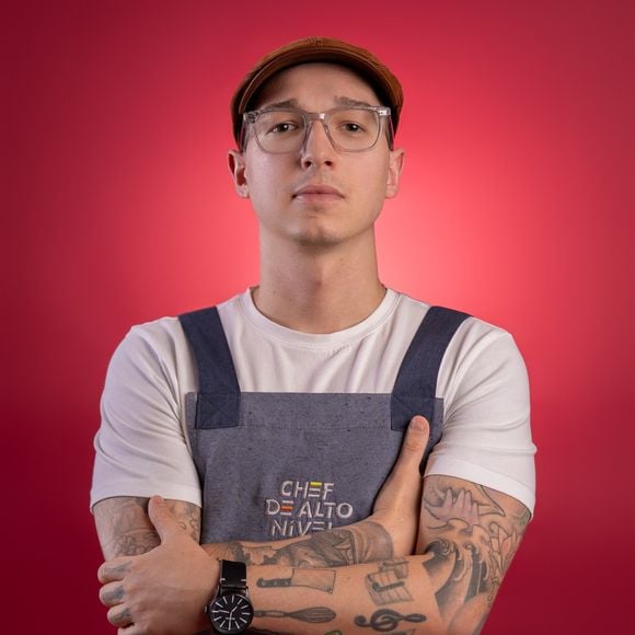 Ícaro Conceição – Ícaro, de 33 anos, nasceu e vive em Porto Alegre, no Rio Grande do Sul. Chef particular e criador de conteúdo, virou cozinheiro aos 17 anos e se tornou chef aos 24, após passar por cozinhas estreladas