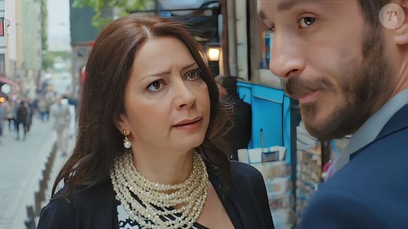 A mãe de Emre após expulsar Hatice e Bahar da cafeteria arruma um barraco no prédio de Ceyda, na novela 'Força de Mulher' em 14 de abril de 2025