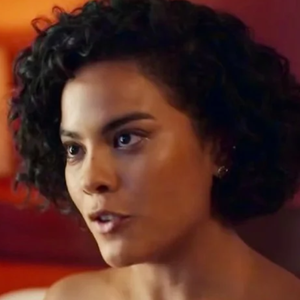 No remake de ‘Vale Tudo’, após a descoberta do roubo, Fátima tenta avisar César e Olavo.