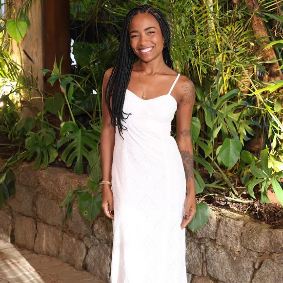 Sarah Fonseca: Apostou na simplicidade fresca de um vestido longo branco de alças finas em tecido laise trabalhado com delicados padrões geométricos vazados. A influenciadora completou o visual de inspiração praiana com sandálias rasteiras de dedo brancas e joias douradas discretas